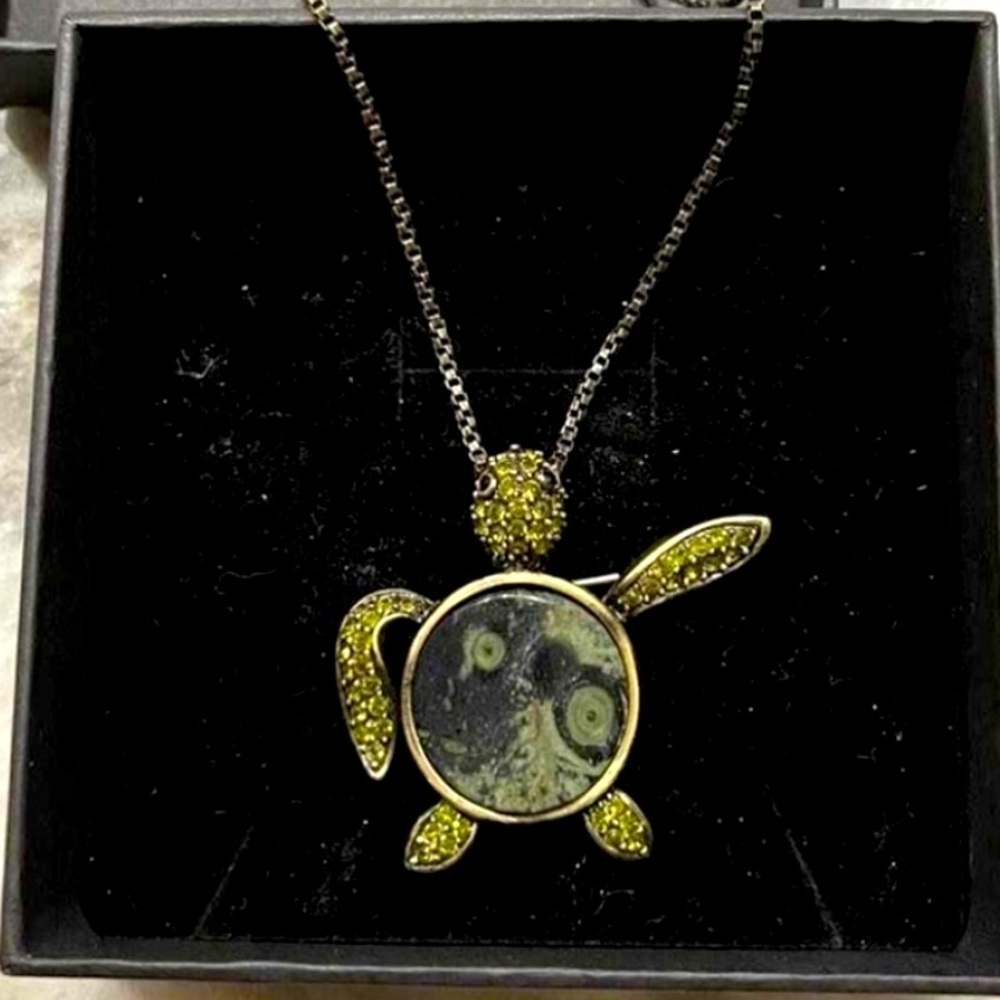 Vintage “Butler” turtle necklace